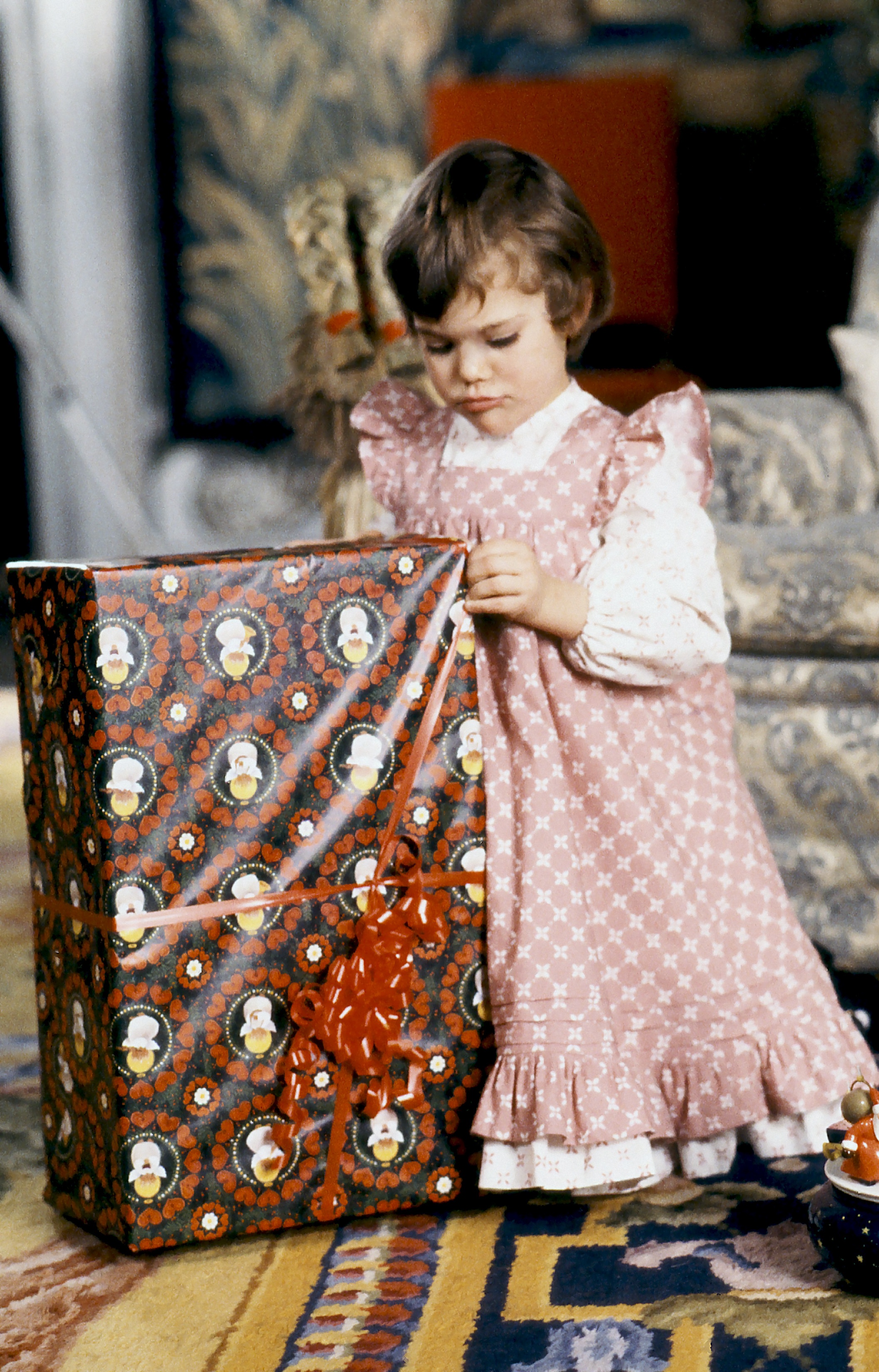 1981. Kronprinsessan Victoria öppnar julklappar.